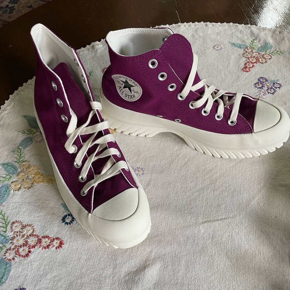 Converse Chuck Taylor All Star Lugged 2.0 High Tops. Mystic Orchid. Women's 9